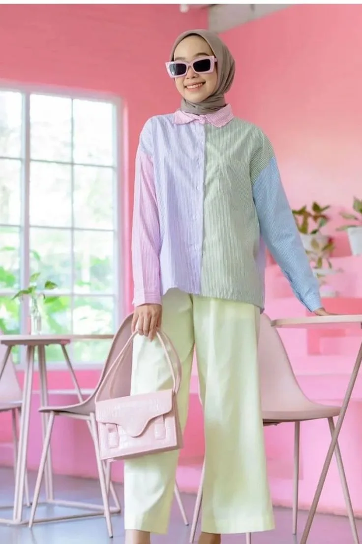 Kemeja Warna-Warni dengan Hijab Warna Earth Tone