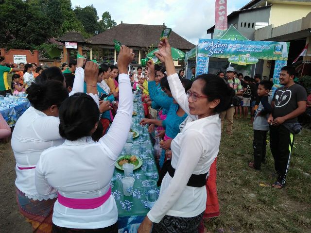 Adem Sari Enlivens Refugee Camp in Rendang, Bali