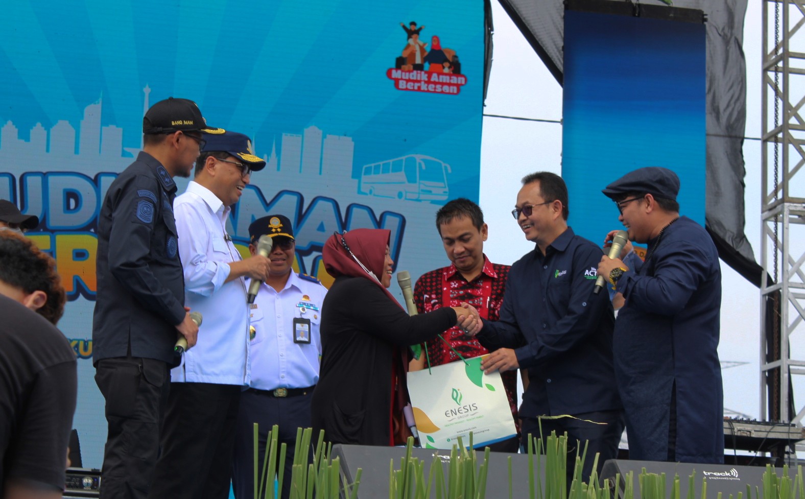 Enesis Group Distributes Healthy Kits to Support Health Protocols During Mudik 2023