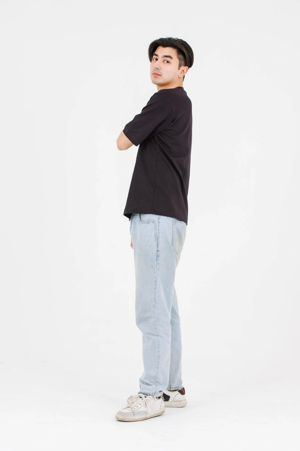Outfit jalan-jalan kaos polos dan straight jeans