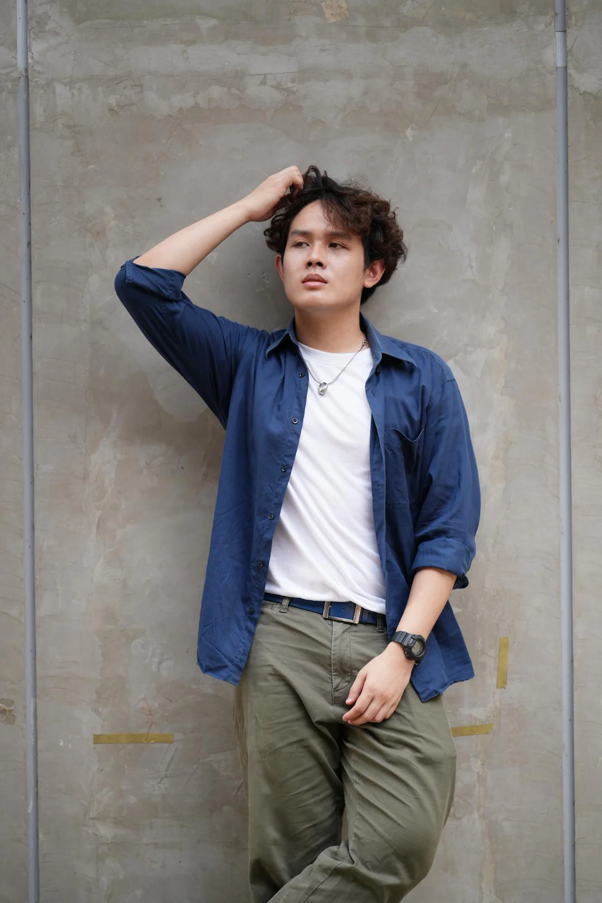 Outfit jalan-jalan linen shirt dan chino pants