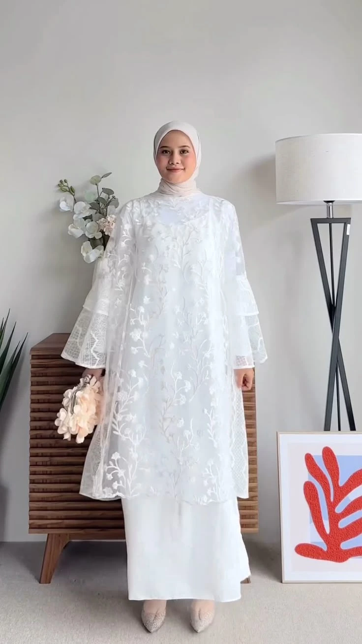 OOTD Gamis Brokat Putih Simpel