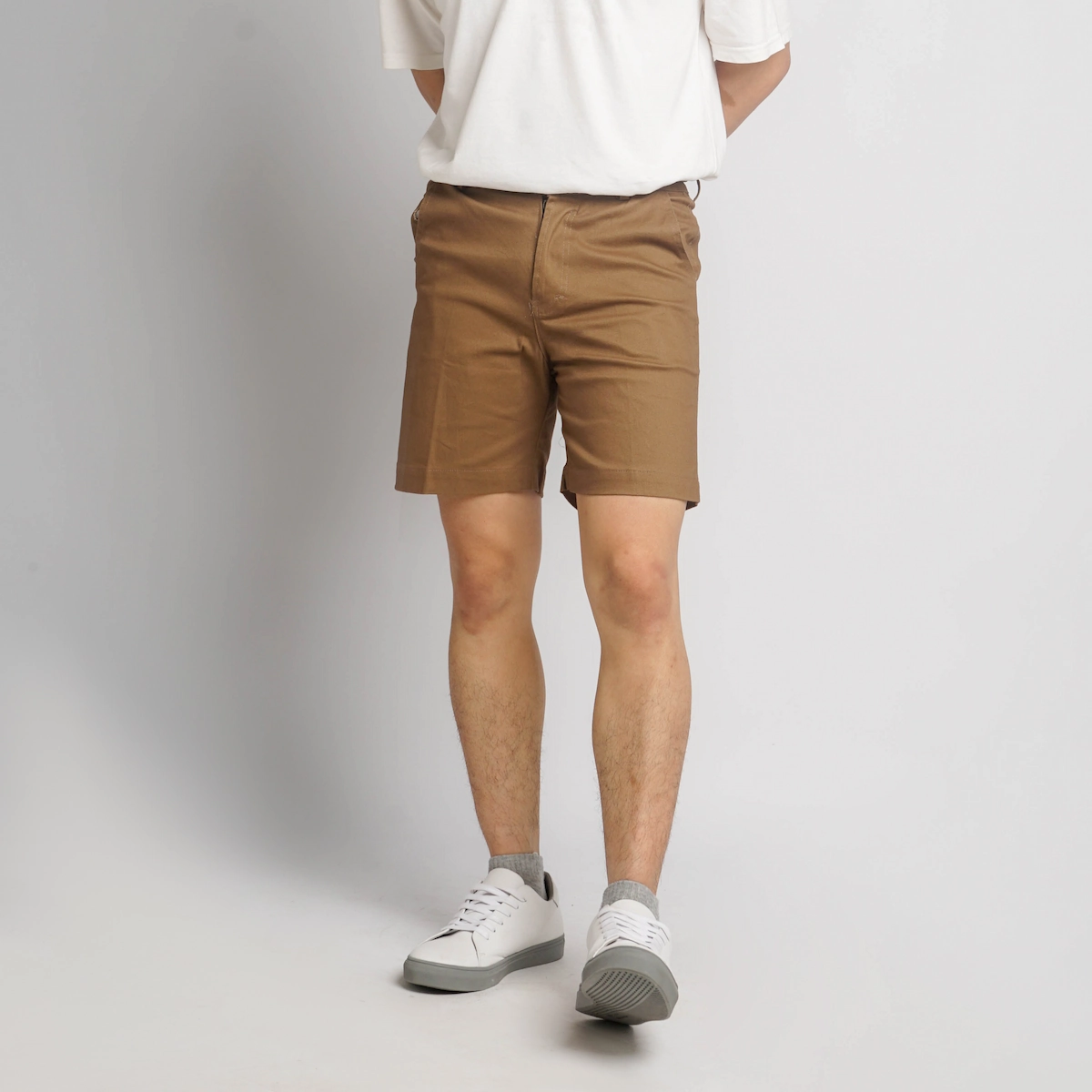 Kemeja Putih dengan Celana Pendek Beige