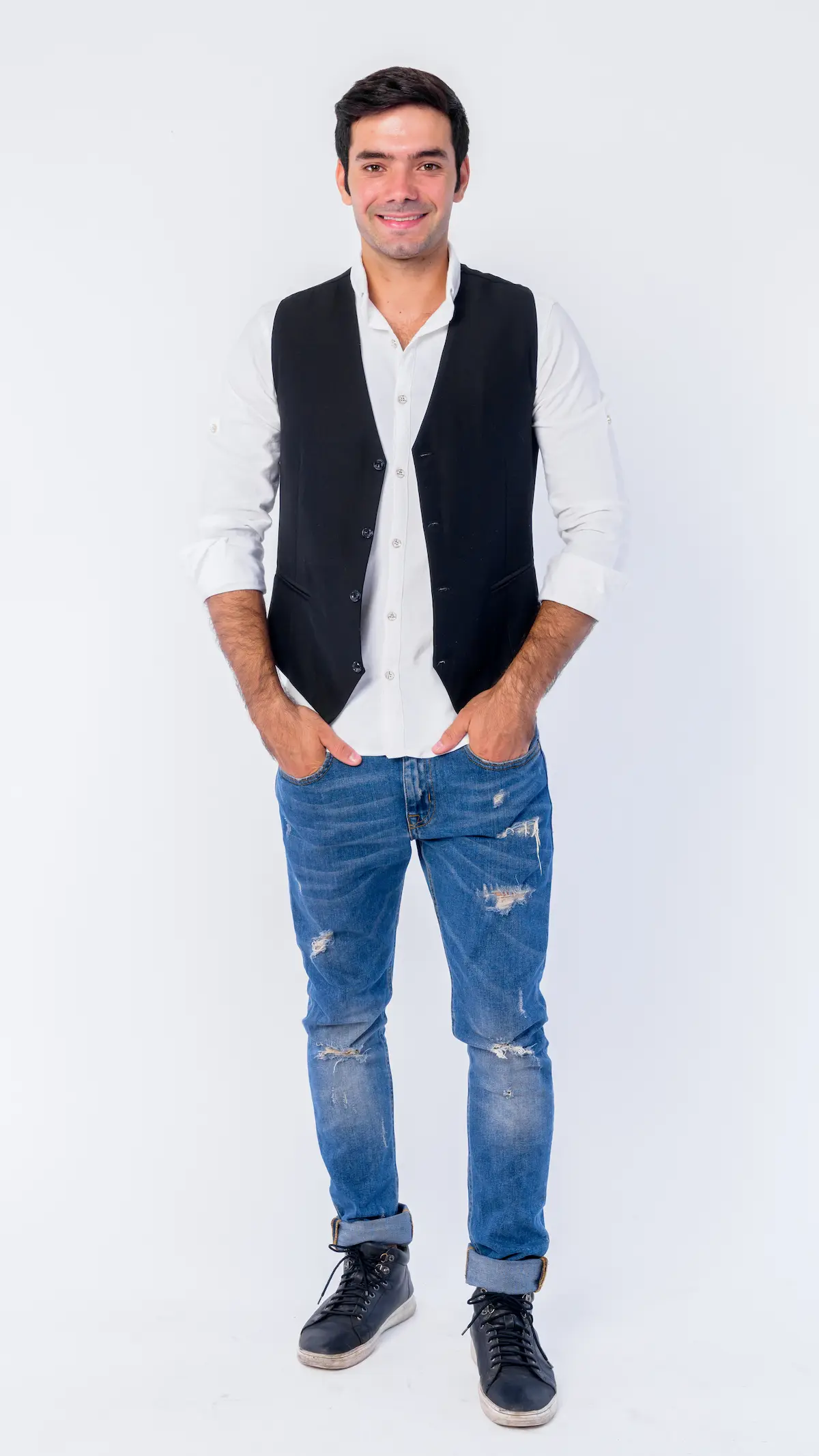 Kemeja Putih, Celana Jeans Biru, Sepatu Sneakers Putih