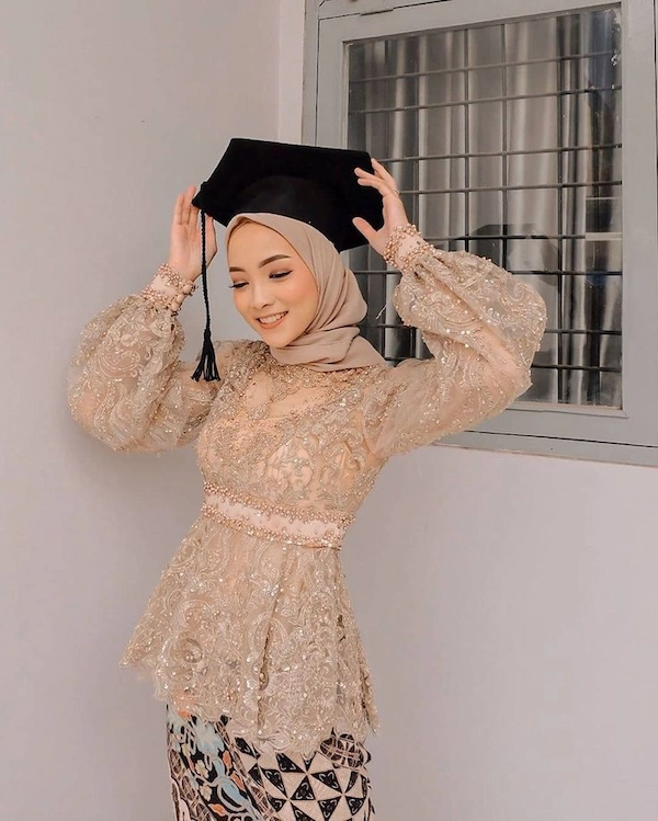 Kebaya Brokat dengan Detail Lengan Balon
