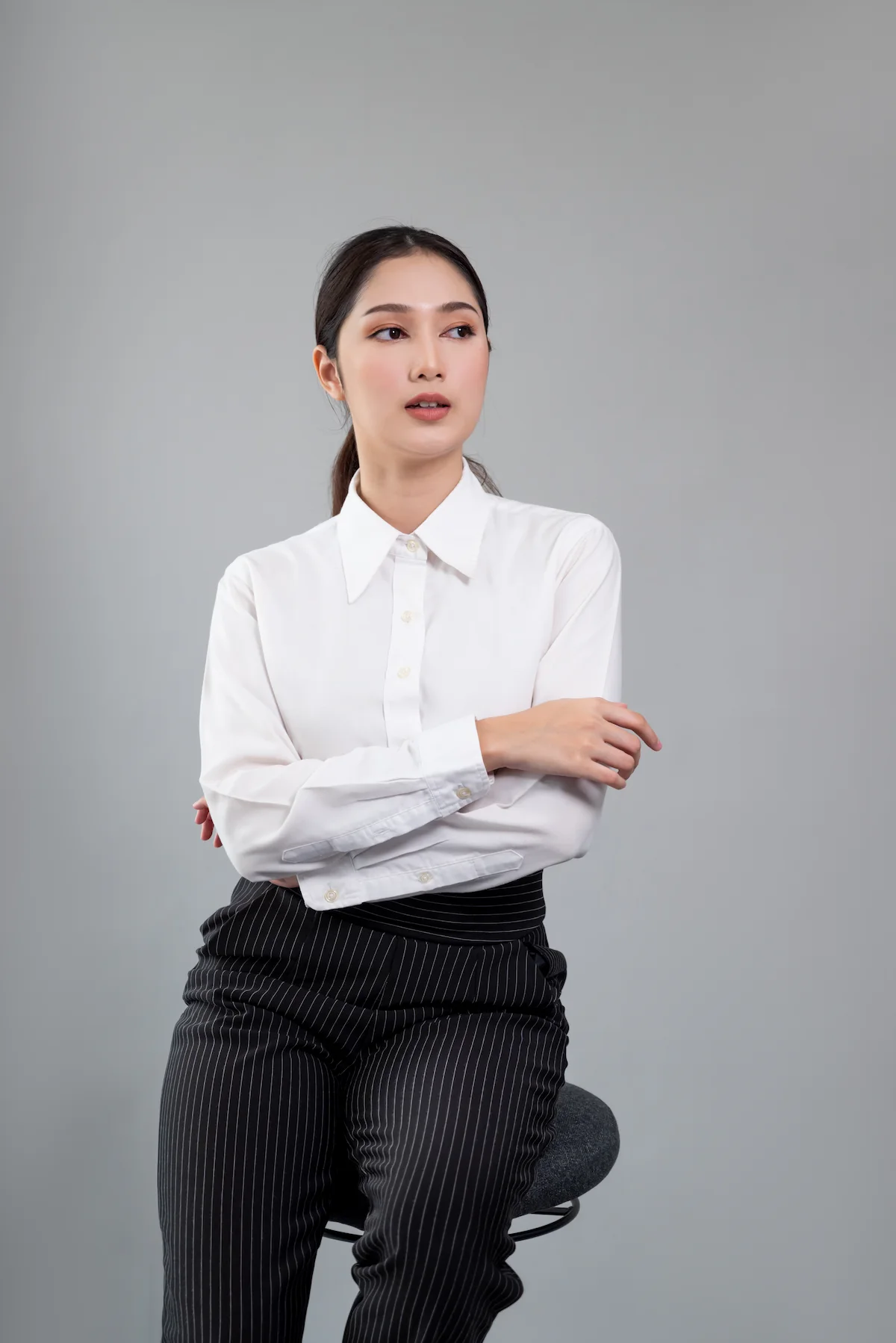 Kemeja Putih dengan Celana Hitam Pinstripe