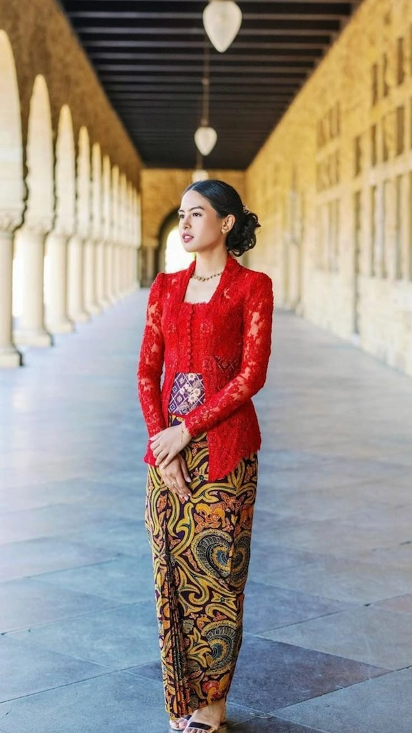 Kebaya Kutubaru Modern ala Maudy Ayunda