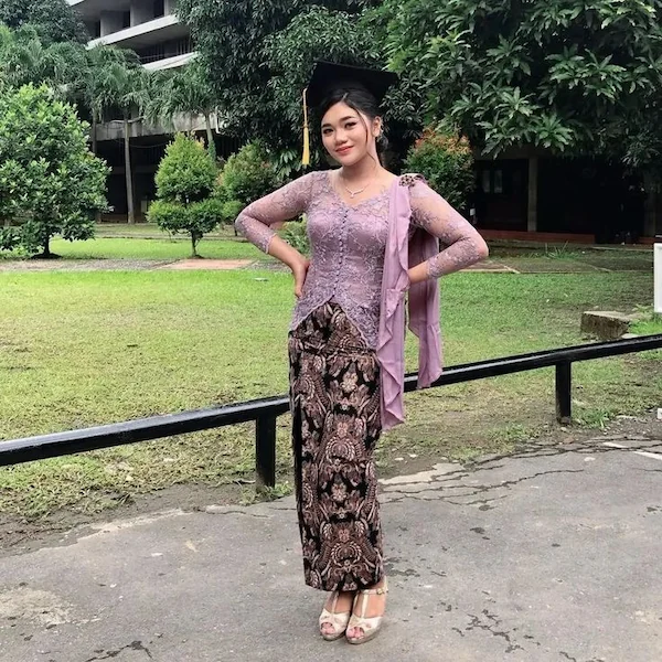 Kebaya Brokat yang Dipadu Selendang