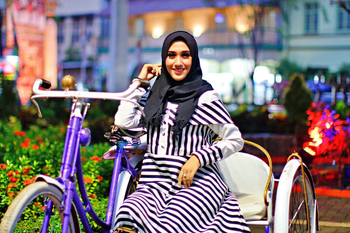 Rayakan Lebaran dengan Busana Gamis Syar'i