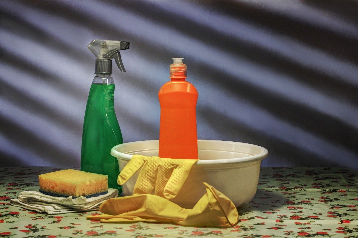 Membuat Disinfektan dengan Campuran Pewangi Pakaian