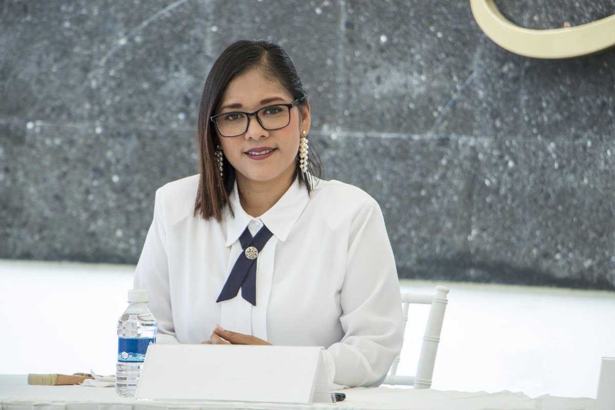 Jenis - Jenis Kemeja Kerja Wanita yang Modis