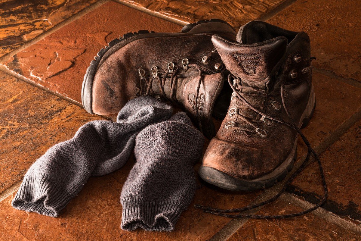 Tips Mengatasi Bau Sepatu dengan Mudah
