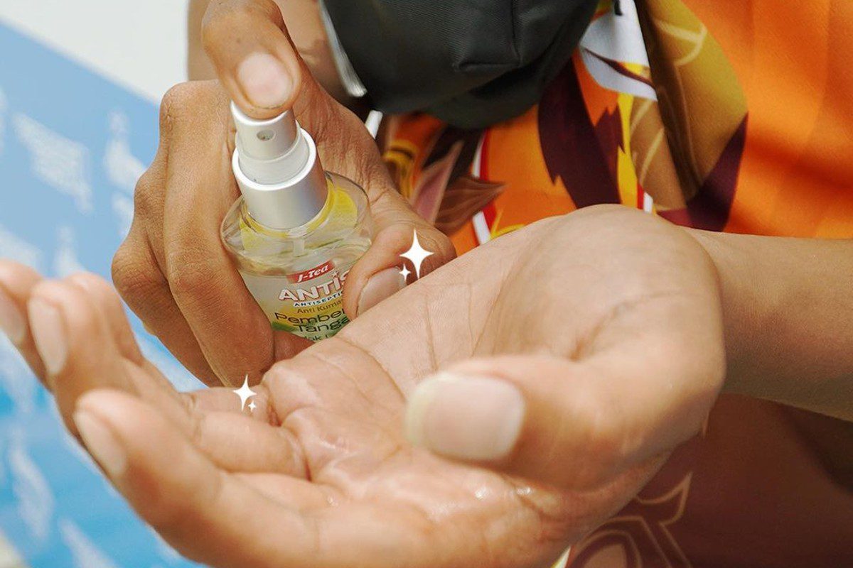 Ini Alasan Kamu Harus Selalu Membawa Antis Hand Sanitizer