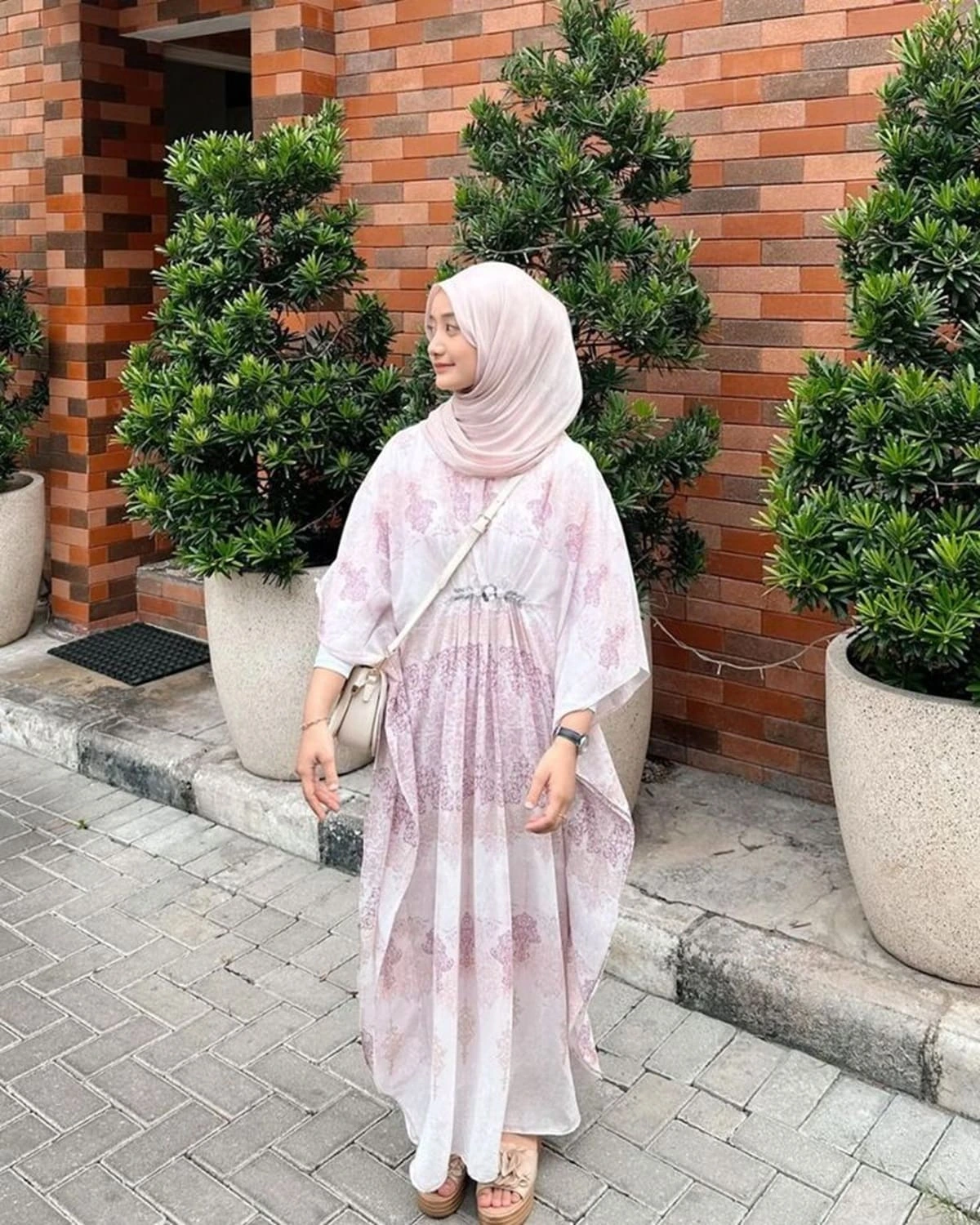 Kaftan Modern Minimalis merupakan Model Baju Lebaran 2026