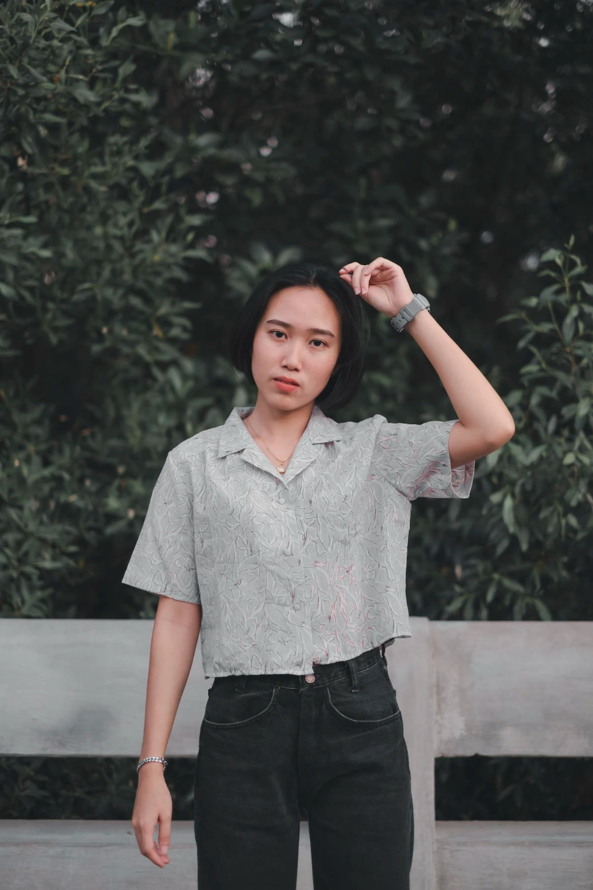 Outfit jalan-jalan kemeja crop dan basic jeans