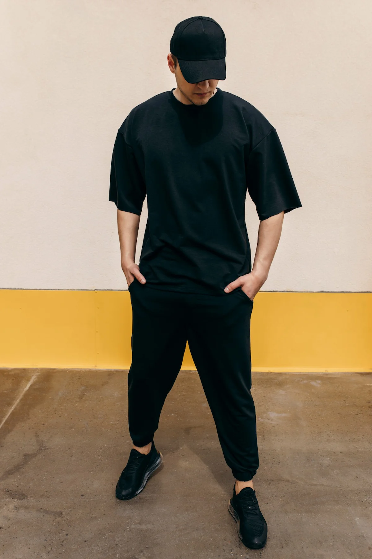 Outfit jalan-jalan oversized tee dengan paduan topi