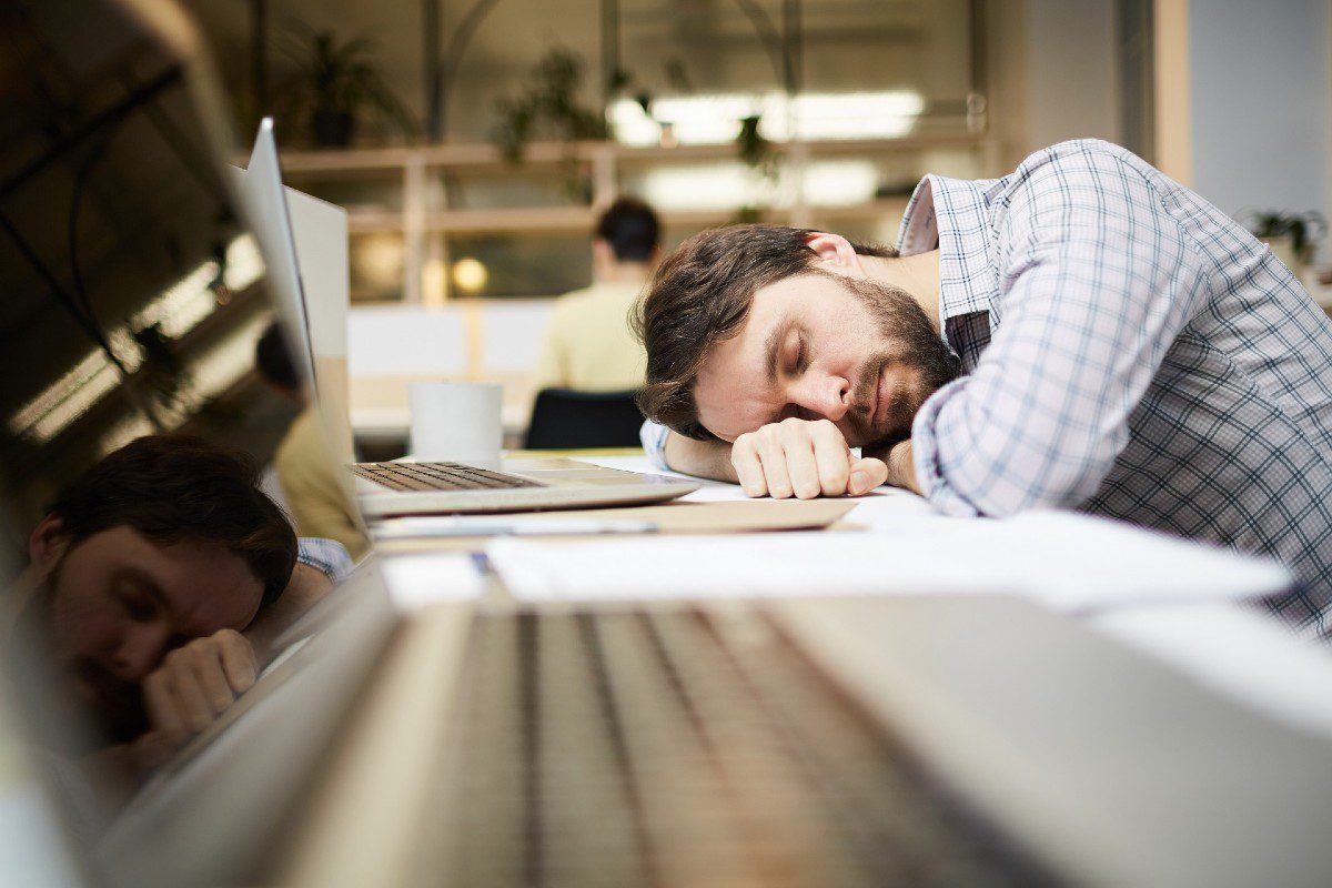 Tips Anti Ngantuk Saat Lembur di Kantor