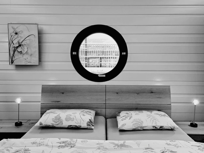 Kamar Warna Monokrom & Aksen Gold