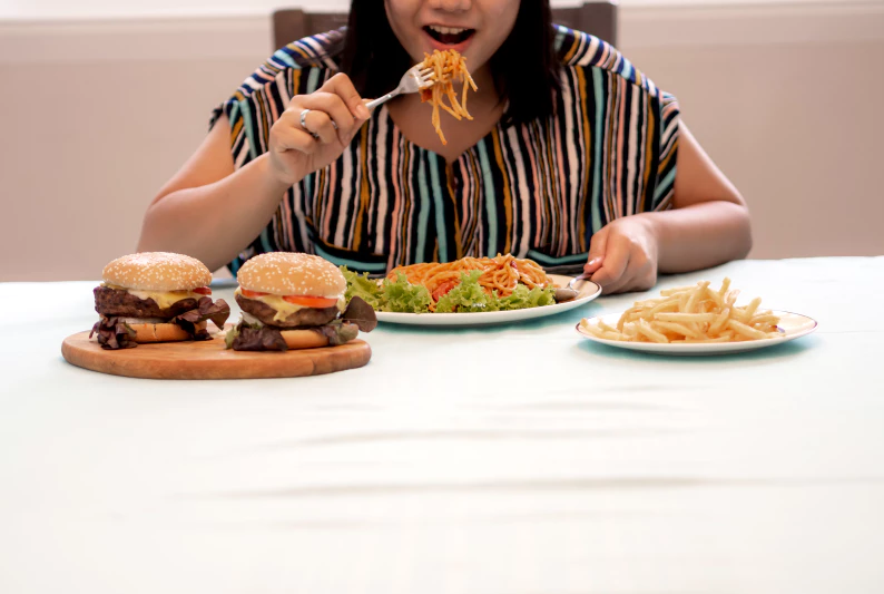Apa itu Binge Eating Disorder? Penyebab & Cara Mengatasinya