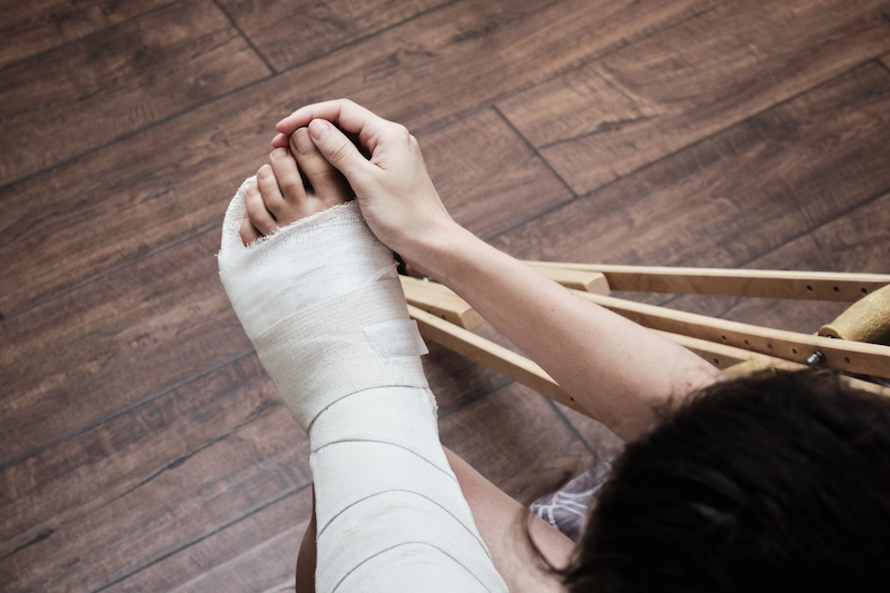 Cara Berjalan Setelah Patah Tulang Kaki yang Tepat dan Aman