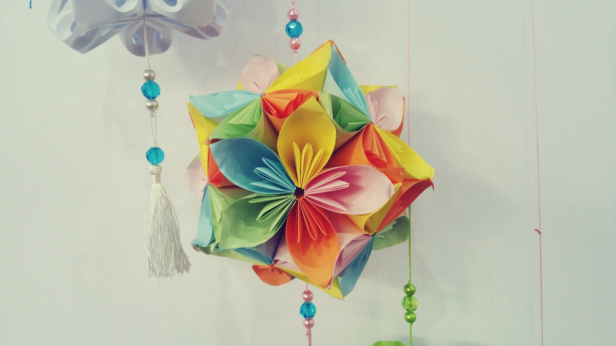 5 Cara Membuat Hiasan Gantung dari Kertas Origami, Yuk Coba!