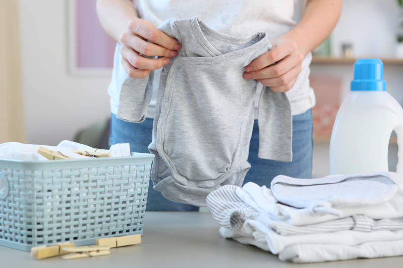 Ini 7 Cara Mencuci Baju Bayi yang Benar dan Aman bagi si Kecil