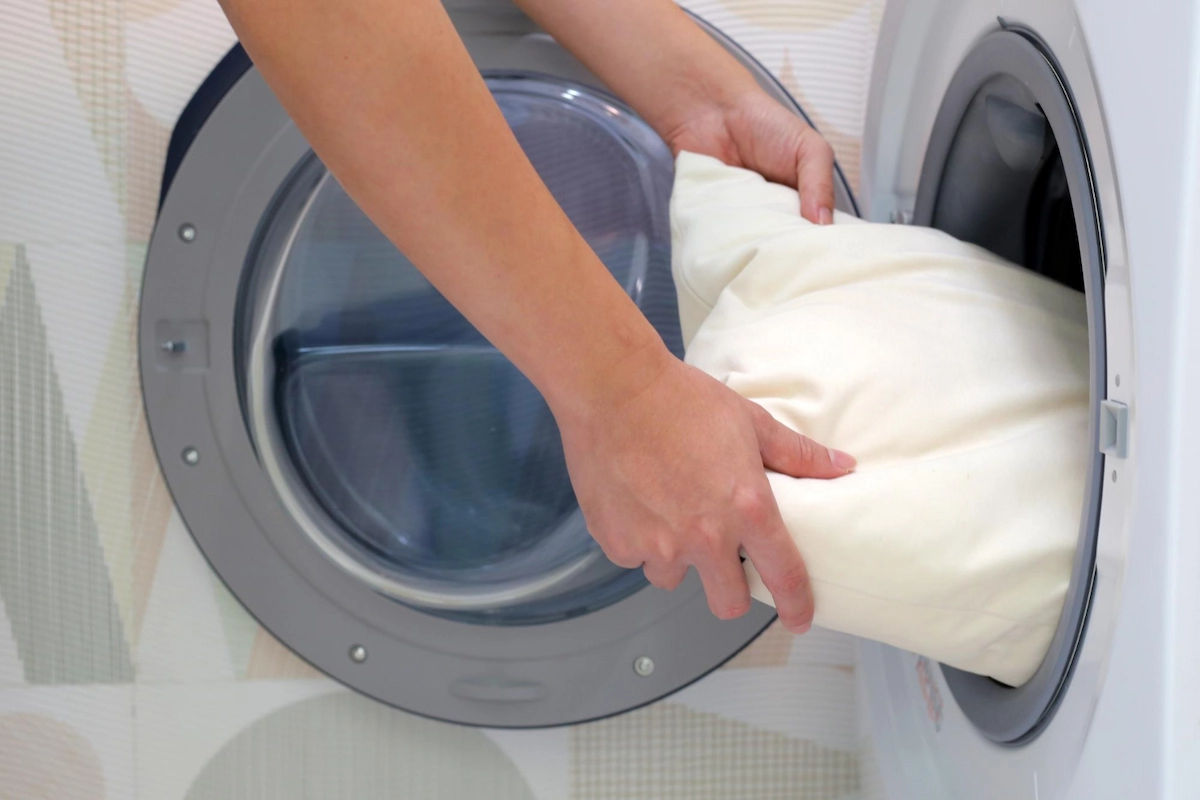 5 Cara Mencuci Bantal Secara Efektif, Catat & Terapkan!