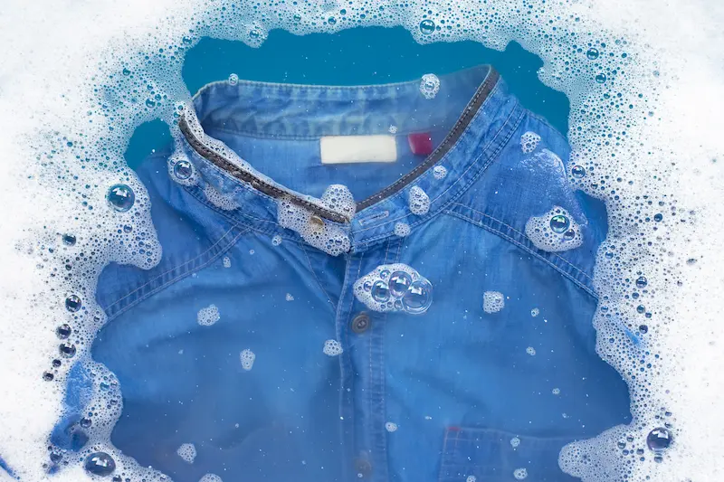 9 Cara Mencuci Jaket Denim untuk Menjaga Kualitas Warna