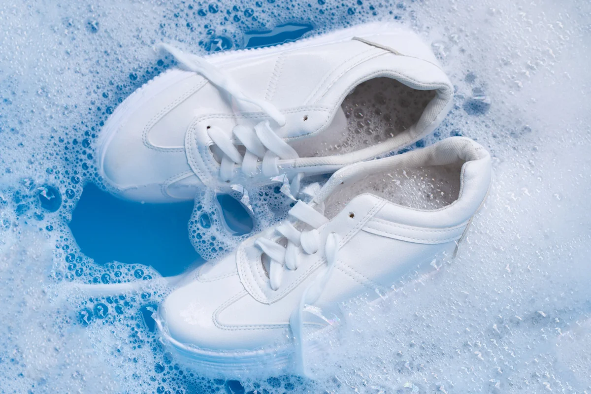 8 Tips Mencuci Sepatu Putih yang Kotor & Menguning