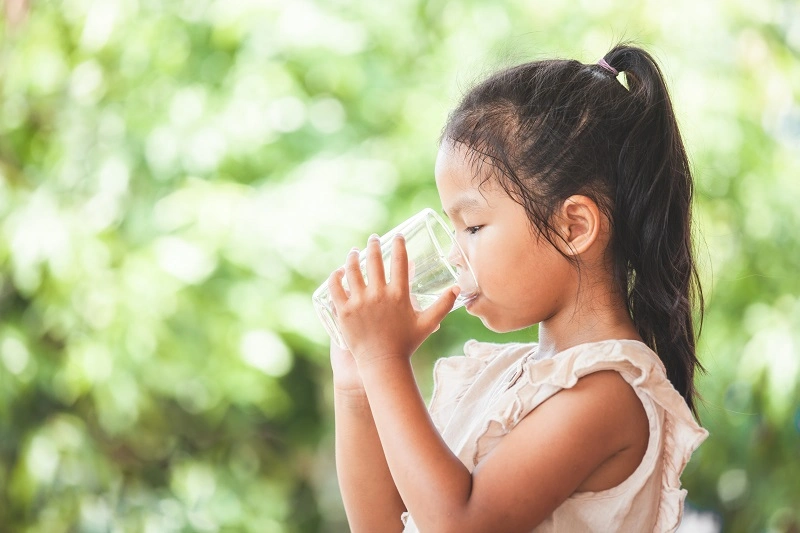 7 Cara Mengatasi Anak Susah Minum Air Putih, Simak Tipsnya!