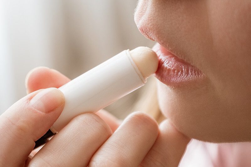 7 Cara Mengatasi Bibir Pecah-Pecah, Aman dan Efektif!