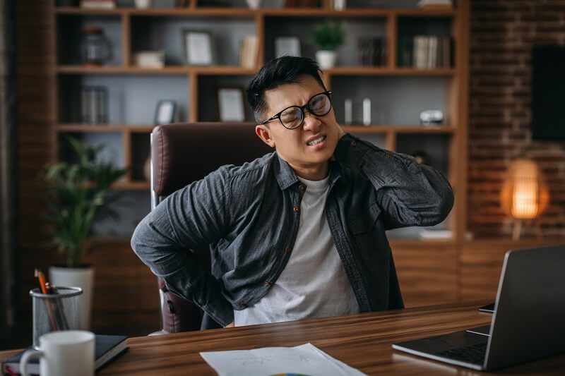 6 Cara Menghilangkan Pegal di Leher, Praktis dan Efektif!