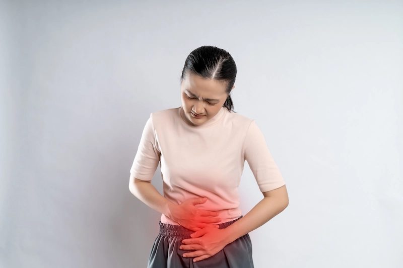 11 Cara Mengatasi Sakit Perut karena Makan Pedas, Aman Lho!