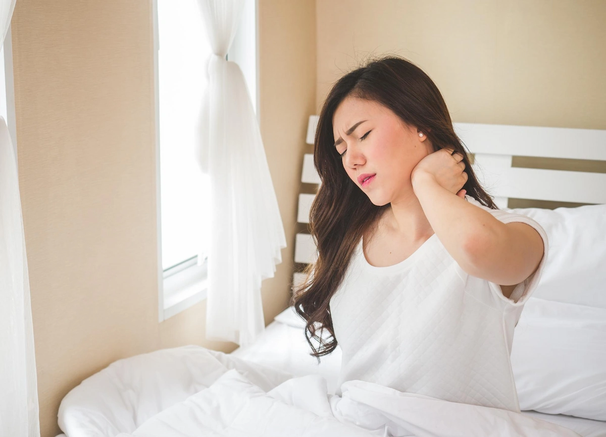 10 Cara Mengatasi Salah Bantal yang Efektif dan Aman, Catat!