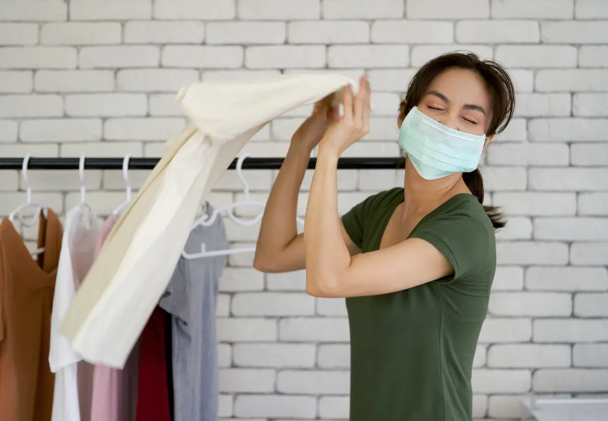 10 Cara Mengeringkan Pakaian di Musim Hujan Biar Tidak Apek!