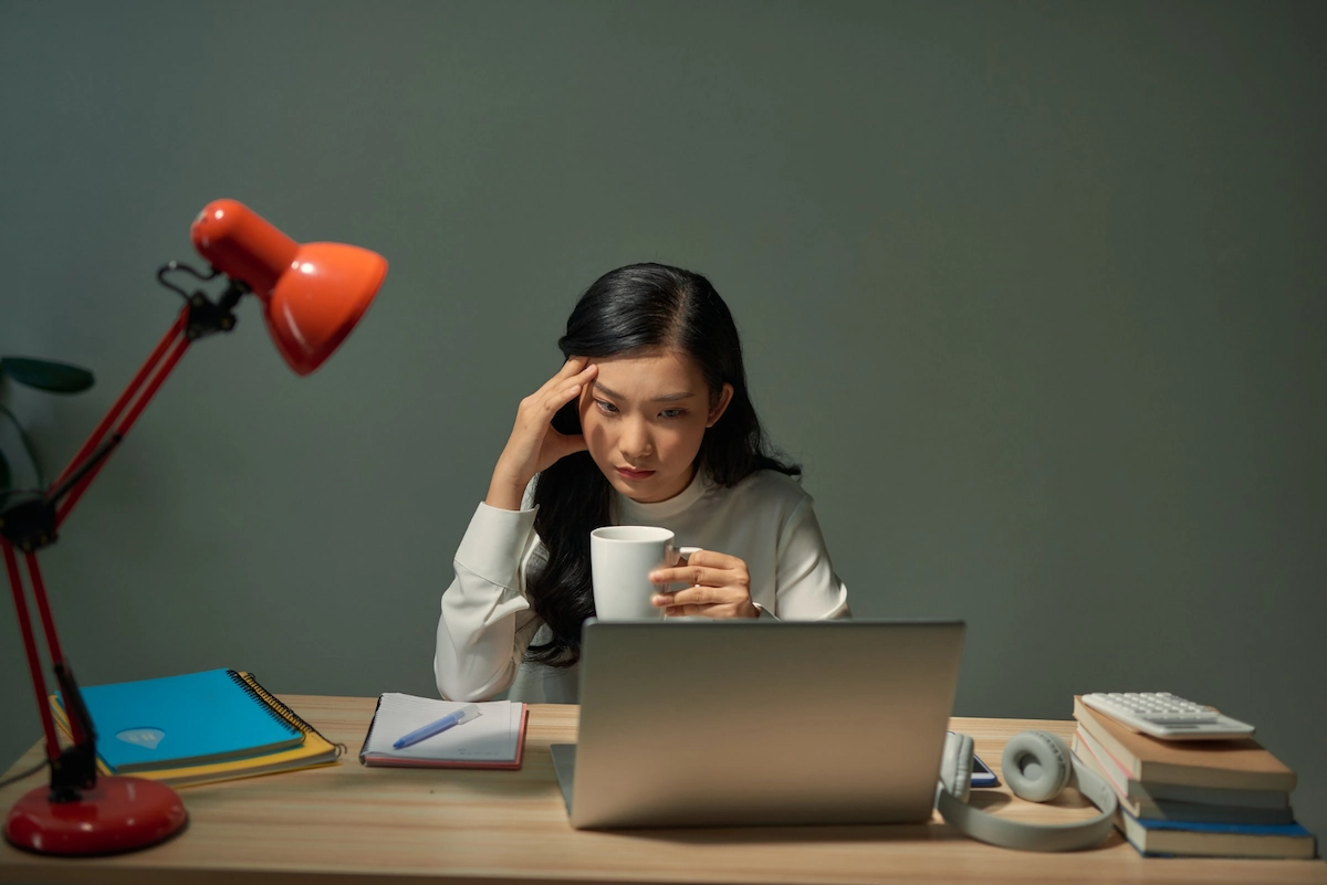 8 Cara Menghilangkan Bad Mood saat Bekerja Secara Efektif