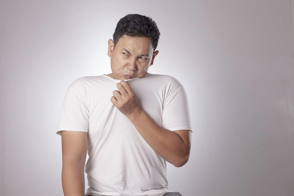 8 Cara Menghilangkan Bau Rokok di Baju
