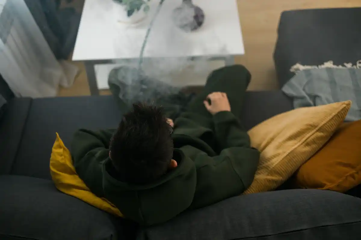 7 Cara Menghilangkan Bau Rokok di Kamar, Mudah dan Efektif!