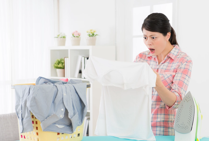 Cara Menghilangkan Gosong di Baju Akibat Setrika Anti Ribet!
