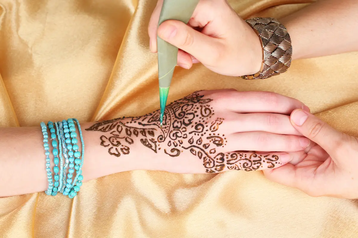 12 Cara Menghilangkan Henna di Tangan dengan Aman