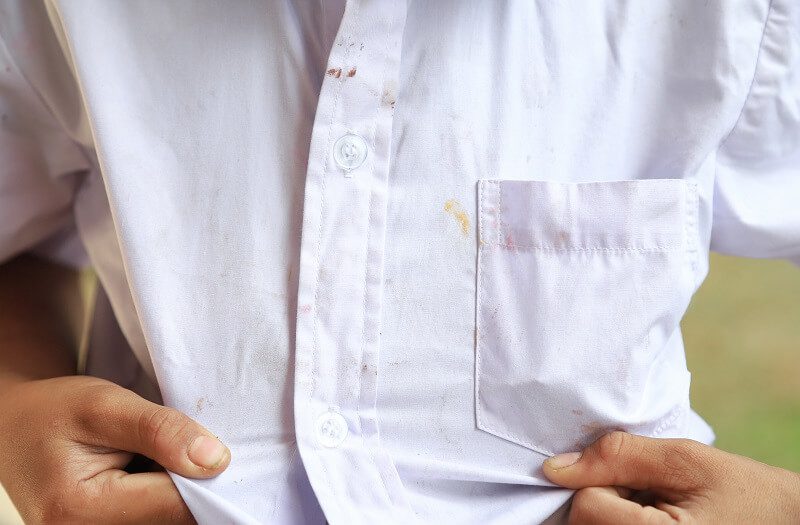 7 Cara Menghilangkan Jamur pada Pakaian, Ampuh & Mudah!