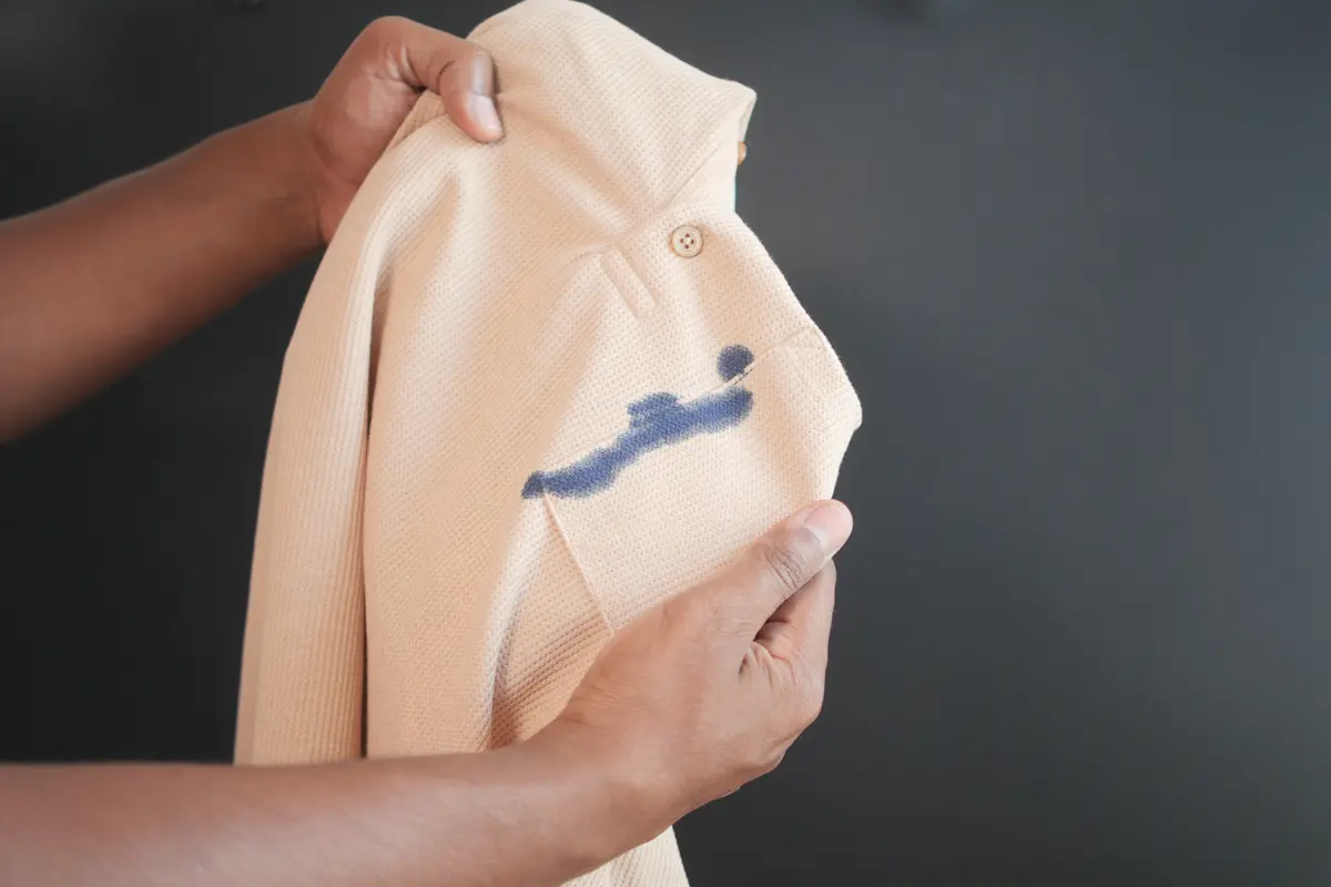 Cara Menghilangkan Noda Cat yang Sudah Kering di Baju dengan Mudah