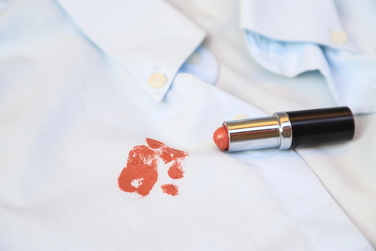 7 Cara Menghilangkan Noda Lipstik di Baju, Mudah dan Efektif!