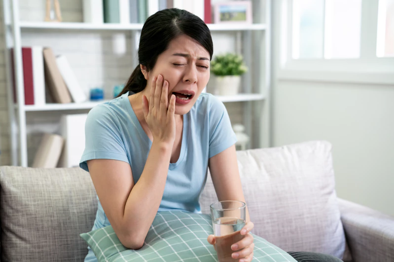 15+ Cara Mengobati Sakit Gigi Berlubang secara Alami & Medis