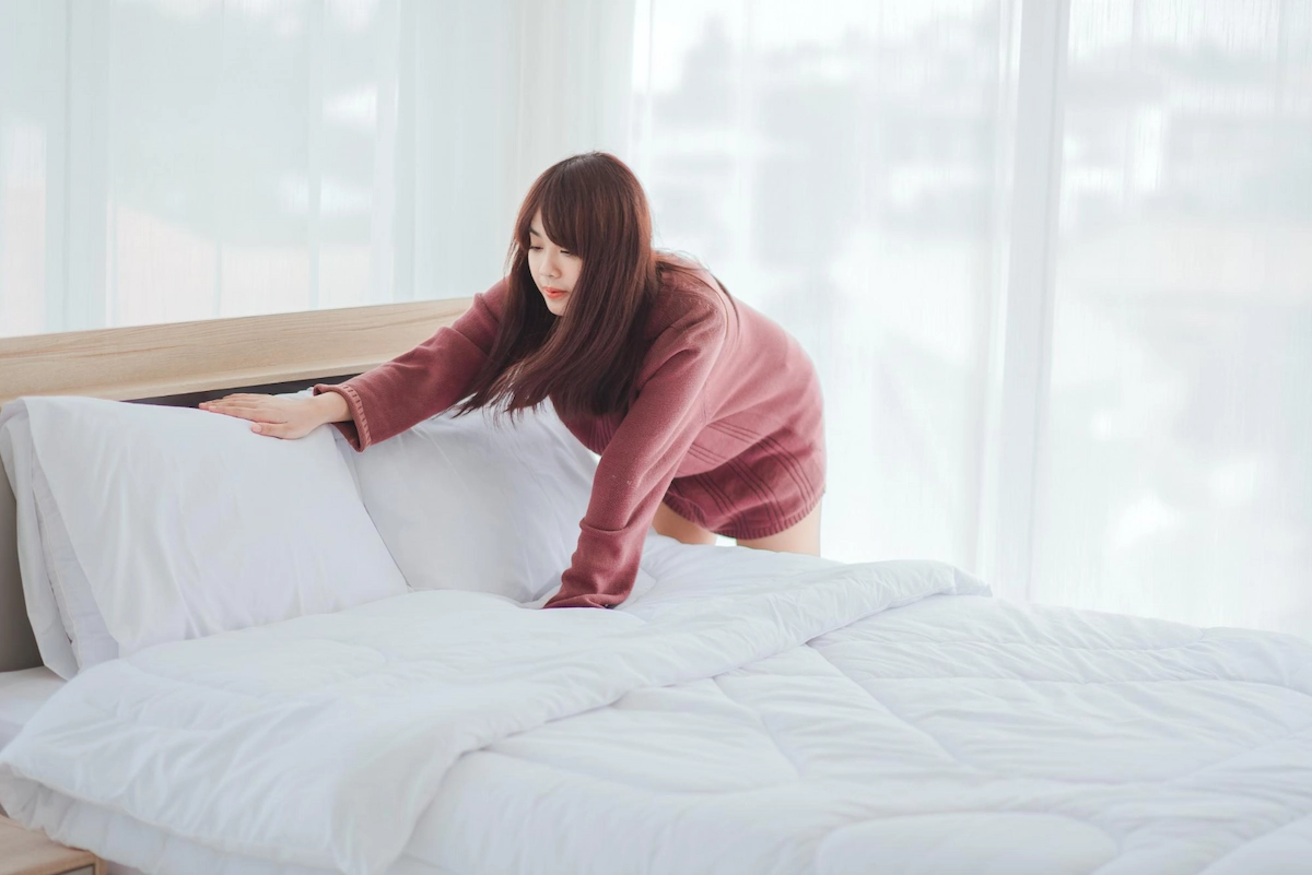 Cara Merapikan Tempat Tidur yang Tepat dan Mudah + Tipsnya