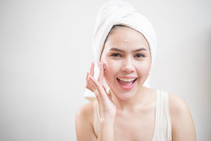 9 Cara Melembapkan Kulit Kering agar Tampak Sehat Alami