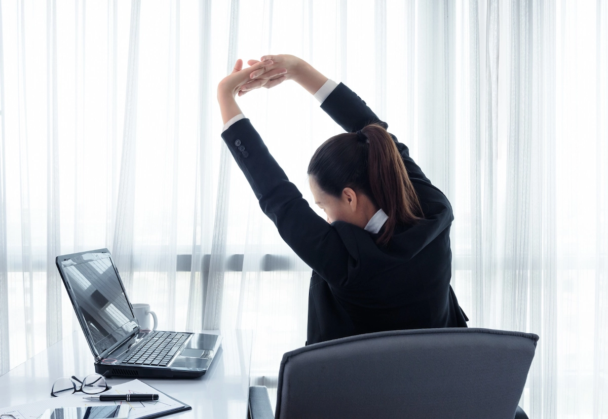 7 Gerakan Stretching saat di Kantor yang Bisa Dicoba, Yuk Cek!