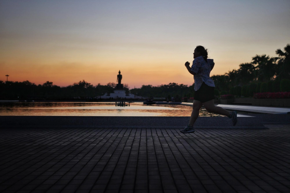Apakah Aman Jogging Malam Hari? Ini Manfaat dan Tipsnya, Cek!