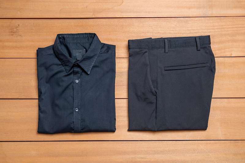 Kemeja Hitam Cocok dengan Celana Apa? Ini Rekomendasinya!
