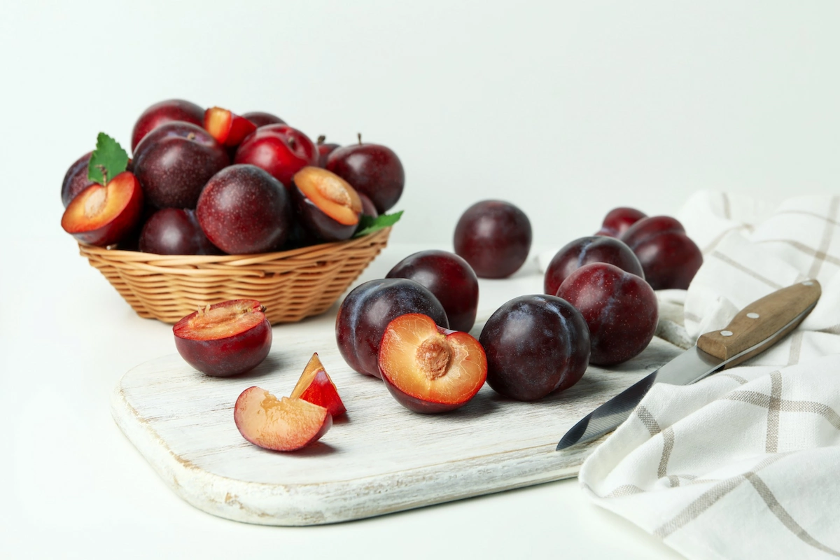 7 Manfaat Buah Plum untuk Kesehatan, Bisa Minimalkan Risiko Sembelit!